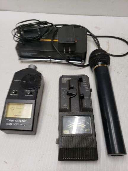 Banana Guitar Tuner, Microphone & More - Trice Auctions