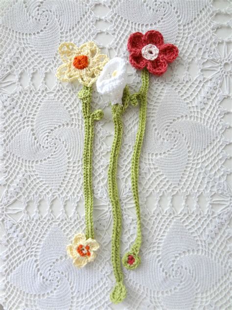 Little Treasures: DIY Crochet Flower Bookmarks