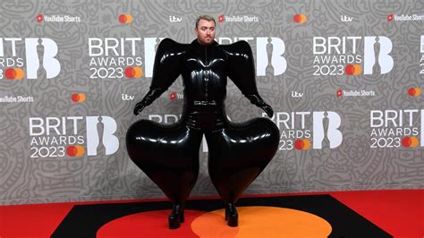 El sorprendente vestido de latex inflable de Sam Smith en los Brit ...