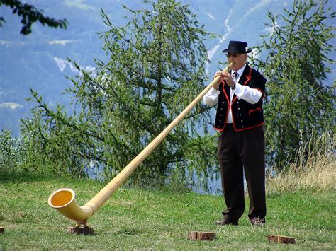 Cet instrument est constitué d'une très longue trompe. Utilisé dans les ...