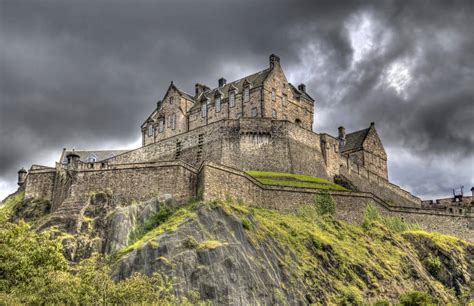 Edinburgh Castle | History | Characters in Castle | Timings & Experiences