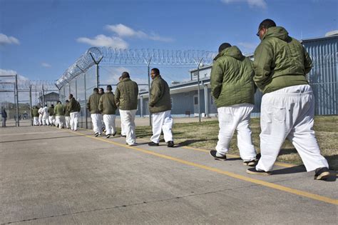 State Parole Boards Use Software to Decide Which Inmates to Release - WSJ