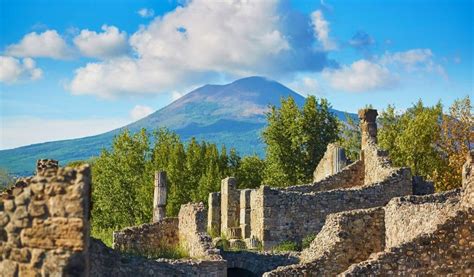 How to do a Pompeii day trip from Rome - best tours and DIY options