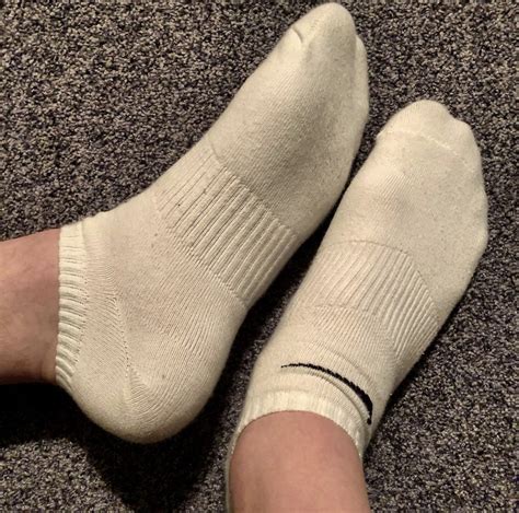 Nikesocksboy95 shows off his dirty white Nike ankle socks - Male Feet Blog