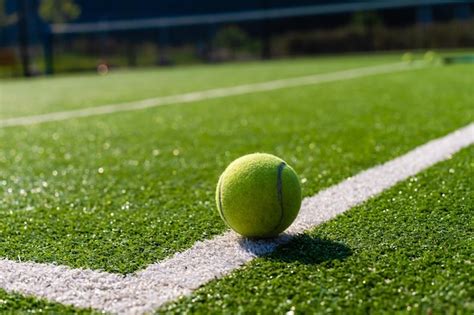 Vista de la cancha de tenis de césped vacía con pelota de tenis | Foto Premium