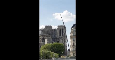 Cranes remove artifacts from burnt wreck of Notre Dame - Sharedots