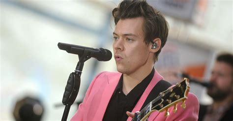 Review: Harry Styles's Solo Album Plays Too Safe in Its Classic-Rock Tributes - The Atlantic