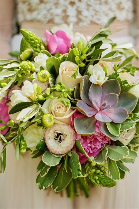 How to Use Succulents in Beautiful Floral Arrangements