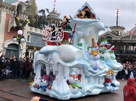 Video/Photos: Christmas Season Arrives at Disneyland Paris with Shows ...