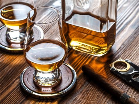 12 Best Whisky Glasses For 2020 [Brand & Buyers Guide] - Boss Hunting