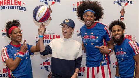 Highlights and Celebs | Harlem Globetrotters Los Angeles 2019 - YouTube