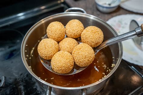 Amazingly Crispy and Chewy Chinese Sesame Balls Recipe (Must-Try!)