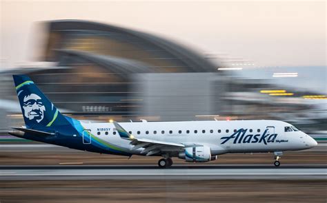 Alaska Airlines landing - Los Angeles | Alaska airlines, Skywest ...