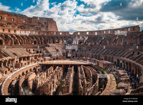 Interno del Colosseo Anfiteatro Flavio o Anfiteatro Flavio, Colosseo. Antico gladiatore romano ...