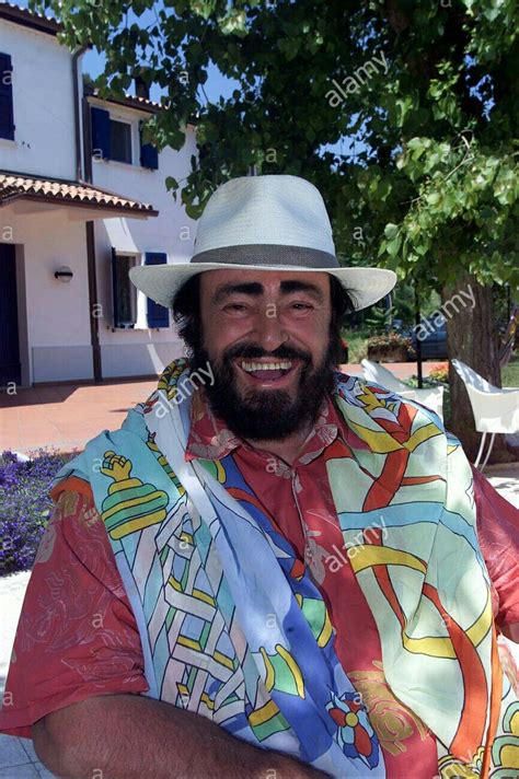 Opera Singer Luciano Pavarotti June 2001 pictured at home in Pesaro Italy! 🌳🏡🌴 | Opera singers ...