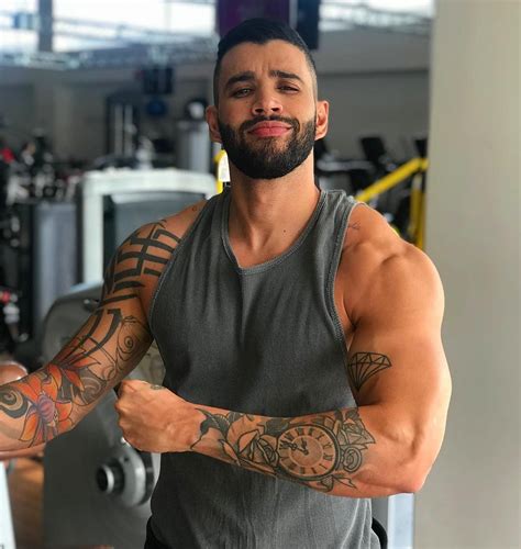 Gusttavo Lima exibe braços musculosos na academia - Vogue | gente