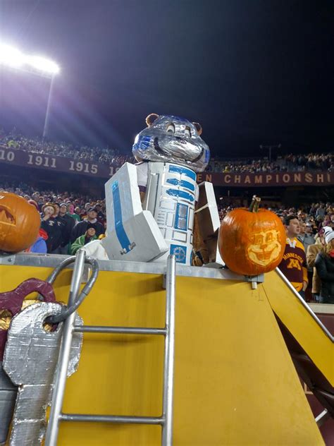 Goldy Gopher on Twitter: "4th costume of the night is R2D2! # ...