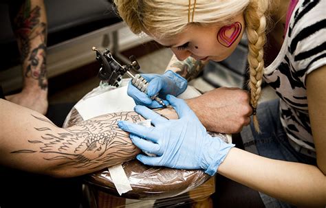 Tattoo artists at risk for musculoskeletal discomfort, study finds ...