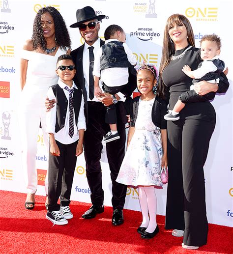 Ne-Yo Poses With All 7 Kids In Rare Family Photo – Hollywood Life