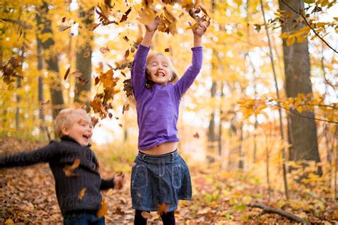 «Kids Playing In Yellow Fall Leaves In Autumn» del colaborador de ...