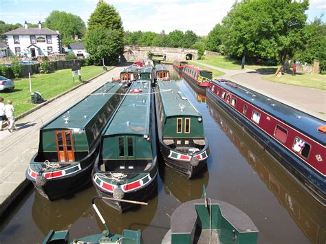 √ Llangollen Canal Holidays