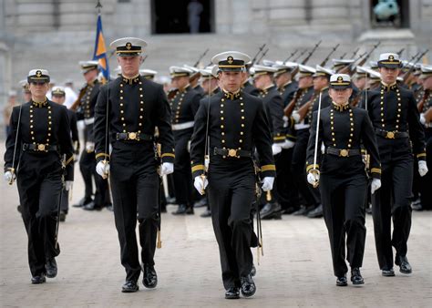 Midshipmen of the United States Naval Academy in Parade Dress [2100x1500] : r/uniformporn