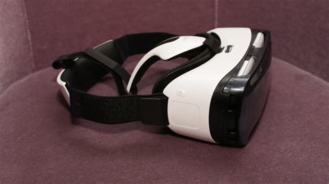 Samsung Gear VR turns a smartphone into virtual reality (hands-on ...