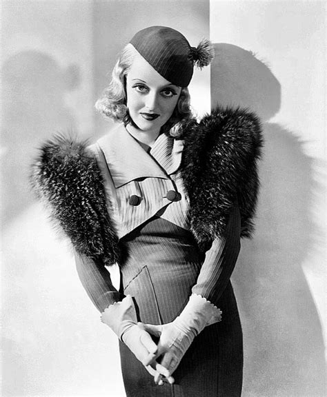 Bette Davis looking oh so fab in the 1930’s ⭐️ - #1930s #Bette #Davis # ...