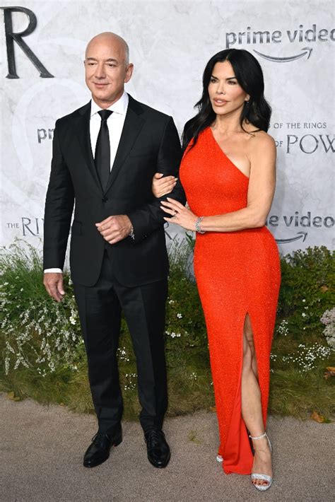 Jeff Bezos’ Girlfriend Lauren Sanchez Poses Barefoot in Lace Minidress ...