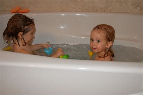 kissin cousin's bath time - bkinmarblehead