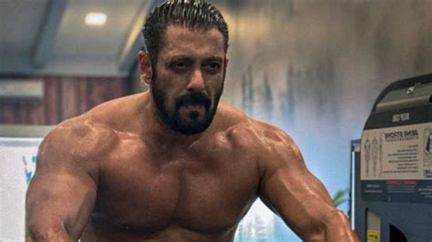 Salman Khan flaunts his washboard abs in latest Instagram photo