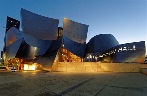 Frank Gehry, the champion of dancing buildings and crunched forms