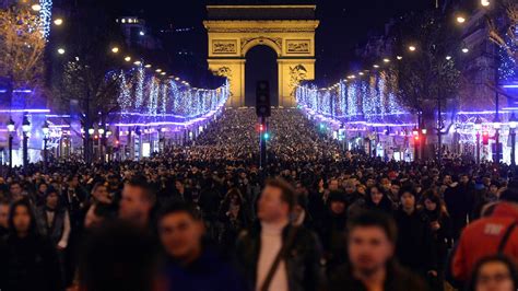 VIDEO. Plusieurs centaines de milliers de personnes fêtent 2014 sur les Champs-Elysées