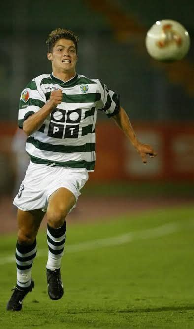 Cristiano Ronaldo of Sporting Lisbon in 2002. | Cristiano ronaldo jovem ...