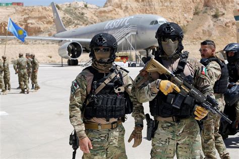 Jordanian SWAT (JSOF) Pose infront of KASOTC. [1000x667] : r/MilitaryPorn