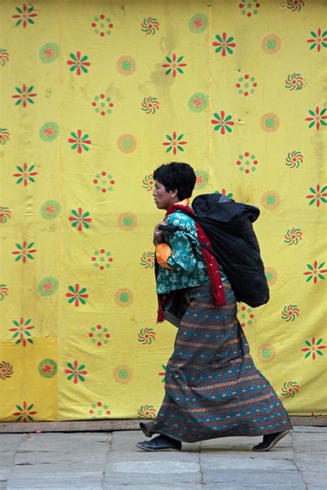 Wangdue Phodrang festival visitors: Against the yellow | Flickr