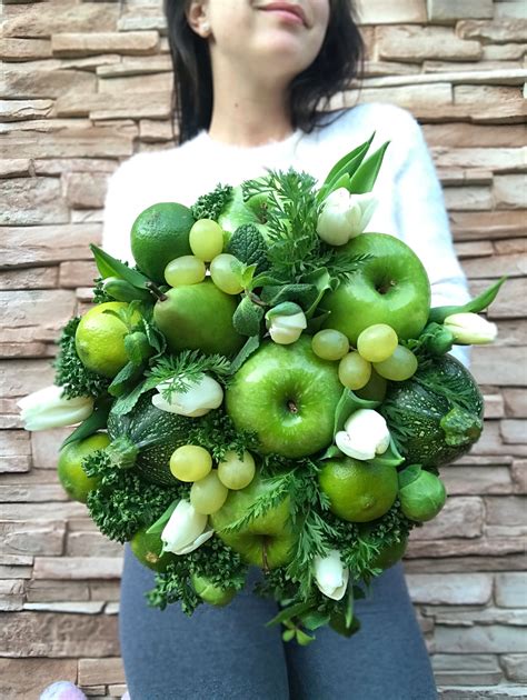 Bouquet de fruits verts avec des fleurs | Bouquet de fruits, Bouquets comestibles, Fruit vert