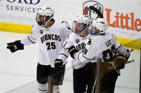 WMU hockey player born with 3 fingers on hand delivers brilliant hat ...