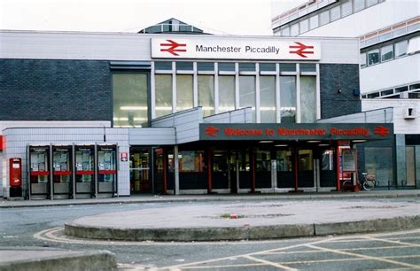 Sunday Nostalgia: Manchester's Piccadilly Station - Then & Now | InYourArea Community