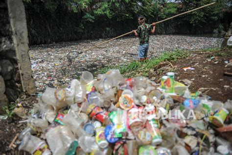 Tumpukan Sampah Jadi Masalah di Tempat Pengungsian | Republika Online