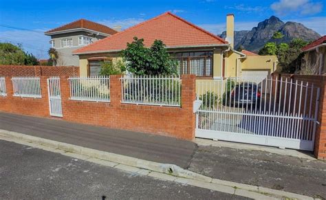 3 Bedroom House For Sale In Mowbray - R3 690 000