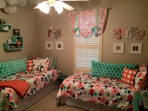 Like this setup for a small bedroom for two. | Shared girls bedroom, Small shared bedroom ...