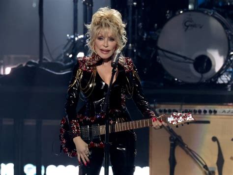 Dolly Parton fans wild after realising she wears skin-coloured gloves ...