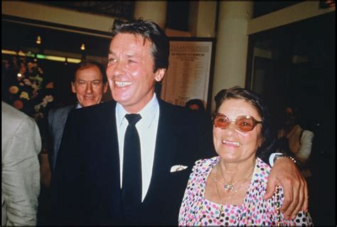 Photo : Alain Delon et sa mère Edith à l'avant-première du film Ne ...