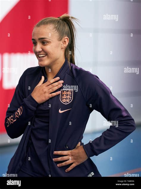 England womens georgia stanway poses for hi-res stock photography and ...