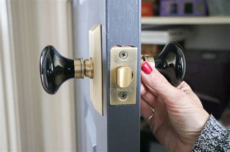 How to Install New Door Knobs Door Knobs, Door Handles, Diy Decor Projects, Smart Design ...