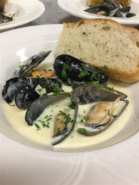 [pro/chef]mussels in Garlic white wine cream sauce and foccacia. | White wine cream sauce ...