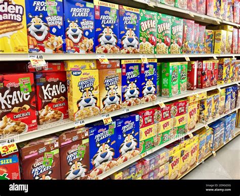 Aisle display at grocery store hi-res stock photography and images - Alamy