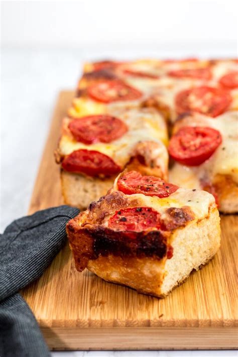 Homemade Vegetarian Detroit-style Pizza Recipe - My Eclectic Bites