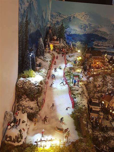 The ski slope | Kerst dorp vertoning, Kerst dorpen, Diorama ideeën